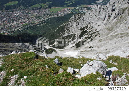 ドイツ、ミッテンヴァルト、カーヴェンデル山からの眺め、ミッテンヴァルト市街 ドイツ、ミッテンヴァルト、カーヴェンデル山からの眺め、ミッテンヴァルト市街 99557590