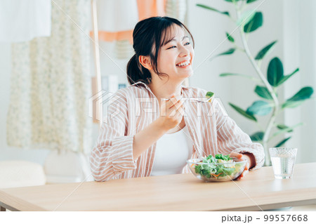 アボカドサラダを食べる若い女性 99557668