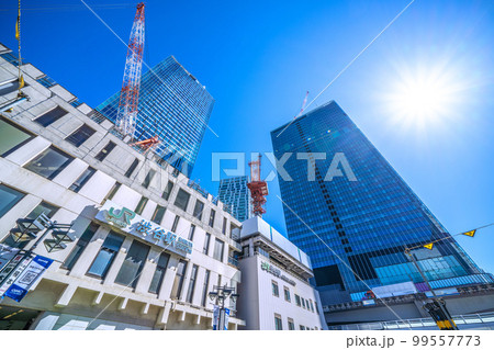 日本の東京都市景観 再開発が進む渋谷駅などを望む。画面右は桜丘口再開発。ピンク模様が… 99557773
