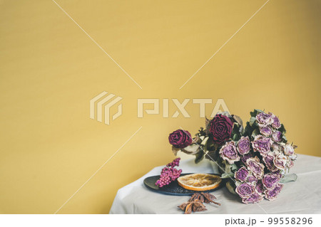 黄色い背景とドライフラわーとインテリア小物 黄色い背景とドライフラわーとインテリア小物 99558296