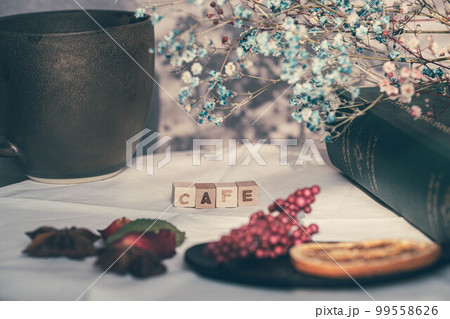 ブラインドの影とコーヒーカップとドライフラワー 99558626