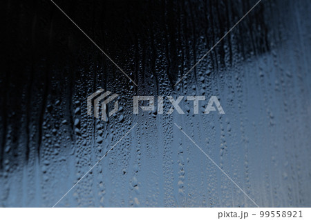 冬の結露した窓 99558921