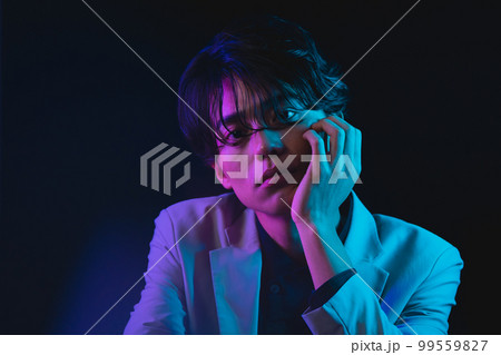 男性　ポートレート　黒背景 99559827