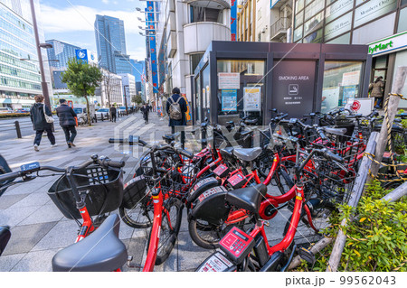 日本の東京都市景観　赤坂見附駅前のSMOKING AREAなどを望む 99562043