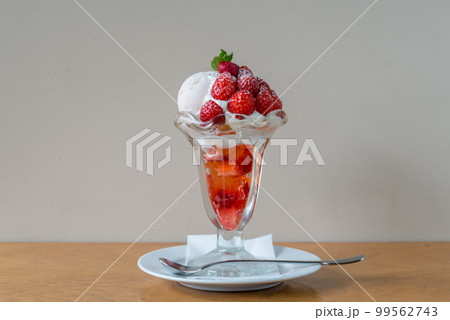 いちごパフェ、ストロベリーパフェ いちごパフェ、ストロベリーパフェ 99562743