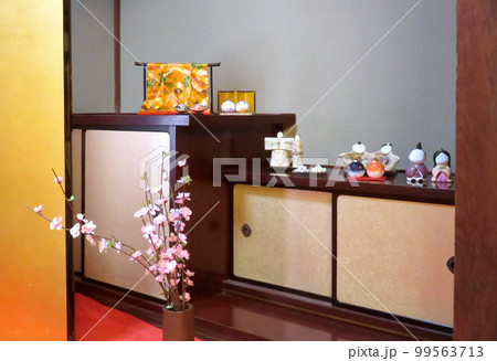 ひな祭り飾りをした和室 99563713