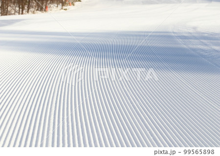 スキー場圧雪した朝一のゲレンデ ピステンの縞模様　web背景 99565898