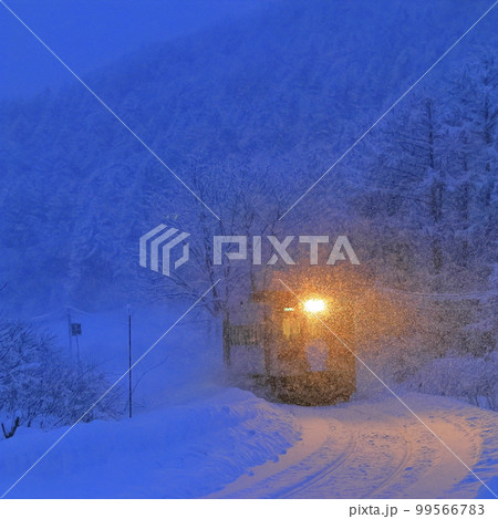 雪降る早朝の宗谷本線 雪降る早朝の宗谷本線 99566783