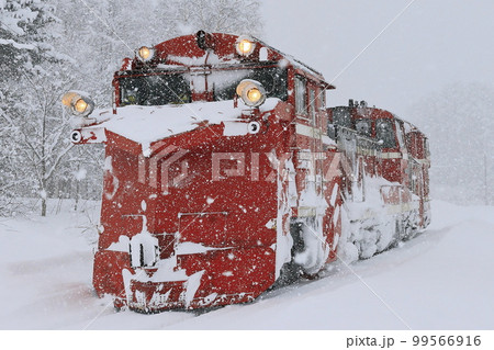 冬の宗谷本線を走るラッセル車 99566916
