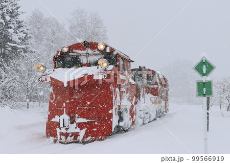 冬の宗谷本線を走るラッセル車 冬の宗谷本線を走るラッセル車 99566919