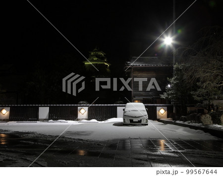 福井県坂井市丸岡　雪が積もった駐車場からの夜の丸岡城 99567644