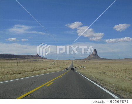 アメリカの道路（モニュメントバレー付近） 99567871