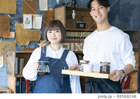 新しく飲食店を始めた夫婦 新しく飲食店を始めた夫婦 99568246
