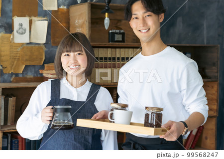 新しく飲食店を始めた夫婦 新しく飲食店を始めた夫婦 99568247