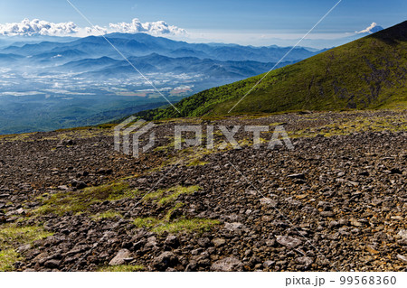 八ヶ岳連峰・硫黄岳から見る奥秩父の山並みと富士山 99568360