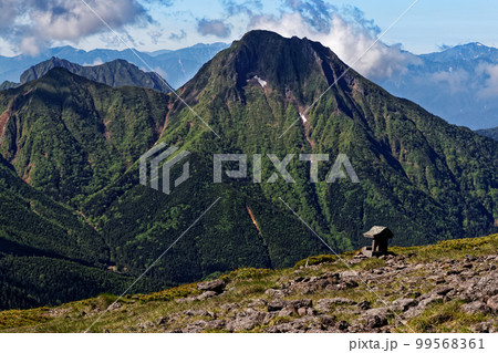 八ヶ岳連峰・硫黄岳山頂の石祠と阿弥陀岳・権現岳の眺め 八ヶ岳連峰・硫黄岳山頂の石祠と阿弥陀岳・権現岳の眺め 99568361