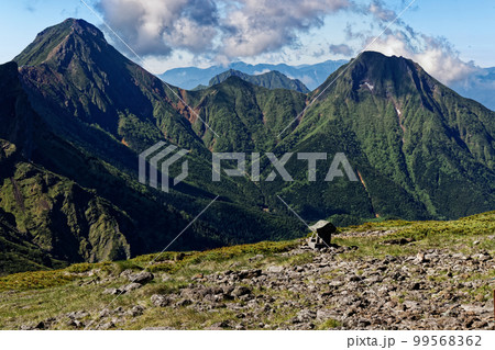八ヶ岳連峰・硫黄岳山頂の石祠と赤岳・阿弥陀岳 八ヶ岳連峰・硫黄岳山頂の石祠と赤岳・阿弥陀岳 99568362