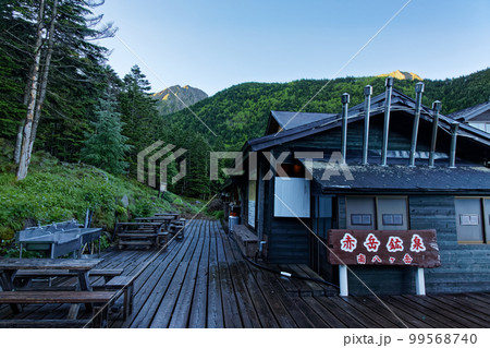 早朝の赤岳鉱泉から見る八ヶ岳連峰・赤岳と阿弥陀岳 99568740