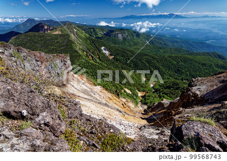 八ヶ岳連峰・硫黄岳の爆裂火口と天狗岳・蓼科山・浅間山の眺め 99568743