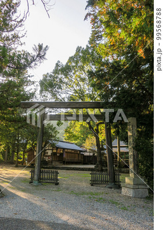 奈良・宇陀市 阿紀神社 鳥居（縦） 99568788