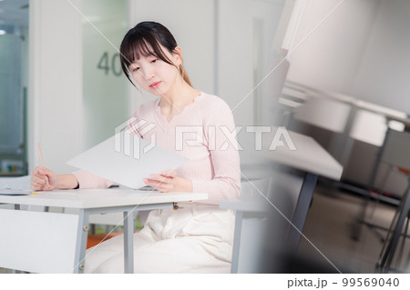 試験を受ける女性 試験を受ける女性 99569040