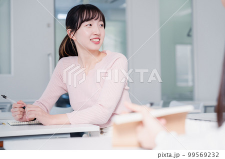 キャンパスで話をする女子大学生 キャンパスで話をする女子大学生 99569232