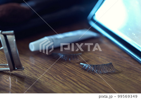 つけまつげとメイクと朝の支度 99569349