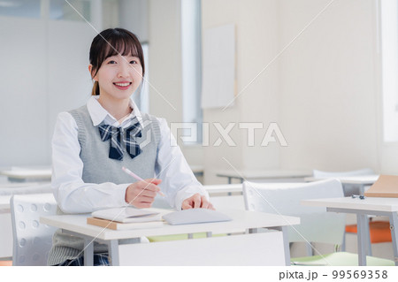 教室で自習をする女子高生 教室で自習をする女子高生 99569358