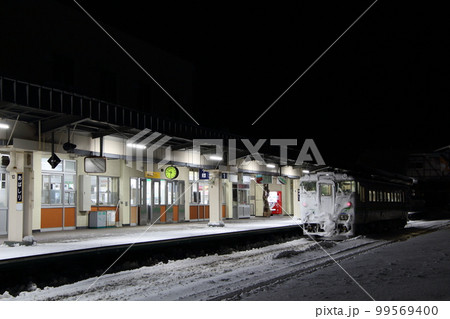 極寒の網走市内をゆく石北本線キハ40（最終列車） 99569400