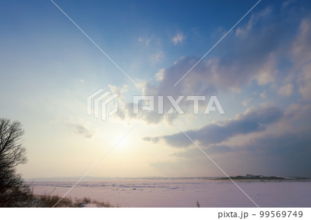 凍った能取湖畔の夕景 凍った能取湖畔の夕景 99569749