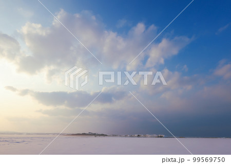 凍った能取湖畔の夕景 99569750