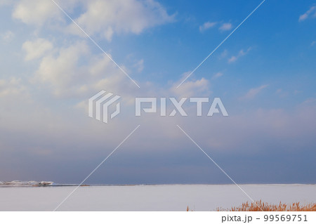 凍った能取湖畔の夕景 凍った能取湖畔の夕景 99569751