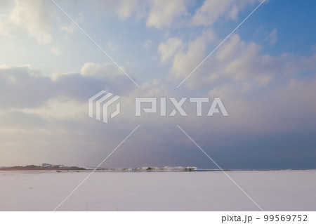 凍った能取湖畔の夕景 凍った能取湖畔の夕景 99569752