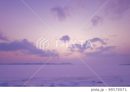 夕刻せまる冬のサロマ湖　冬のサロマ湖 99570071