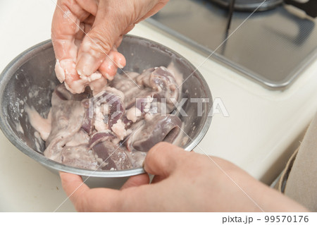 【下処理が終わった豚レバーに片栗粉とサラダ油を混ぜる】 【下処理が終わった豚レバーに片栗粉とサラダ油を混ぜる】 99570176