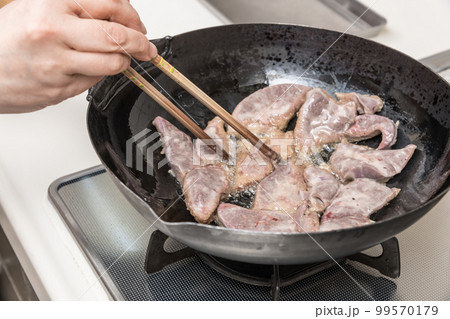 【レバニラ炒めを作る 豚レバーを炒める】 【レバニラ炒めを作る 豚レバーを炒める】 99570179
