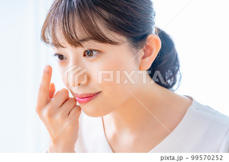 コンタクトレンズをつけようとする女性 コンタクトレンズをつけようとする女性 99570252