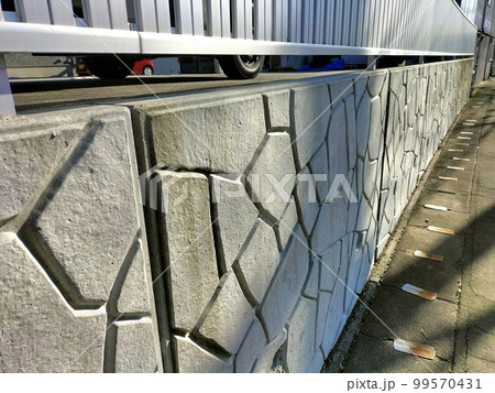 新しいコンクリートの擁壁 新しいコンクリートの擁壁 99570431