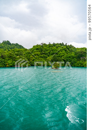 遊覧船で巡る十和田湖の景色(青森県) 99570564