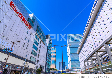 日本の東京都市景観　赤坂見附駅やビックカメラ、東急プラザ、東京ガーデンテラスなど街並みを望む 99570849