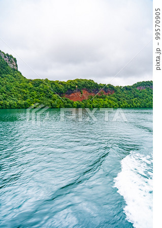 遊覧船で巡る十和田湖の景色(青森県) 99570905