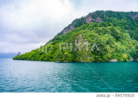 遊覧船で巡る十和田湖の景色(青森県) 99570920