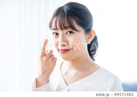 コンタクトレンズをつけようとする女性 コンタクトレンズをつけようとする女性 99571462