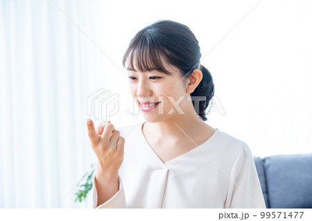 コンタクトレンズをつけようとする女性 コンタクトレンズをつけようとする女性 99571477