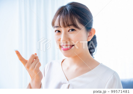コンタクトレンズをつけようとする女性 コンタクトレンズをつけようとする女性 99571481
