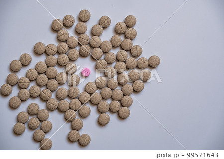 One pink pill was placed with senna herbal medicine 99571643