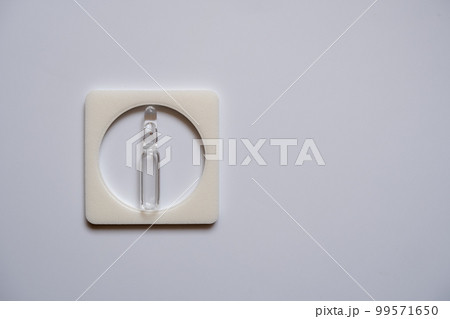 One ampoule is clear, enclosed in a square frame 99571650