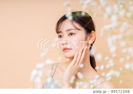 若い女性のビューティ 99572308