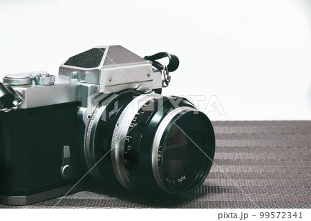 レトロ感が漂うフィルムカメラ 99572341