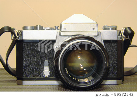 レトロ感が漂うフィルムカメラ 99572342